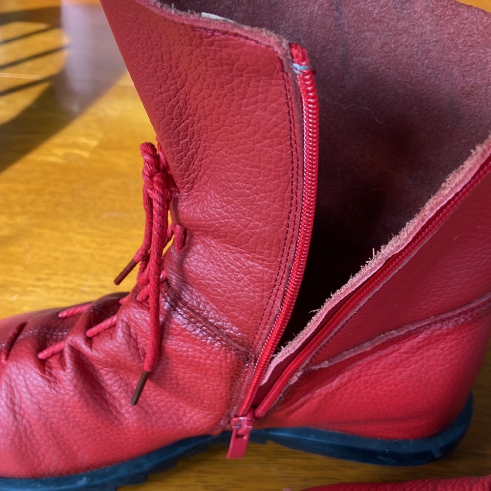 RED IS IN SEASON - Cute red booties. - Picture 3 of 5